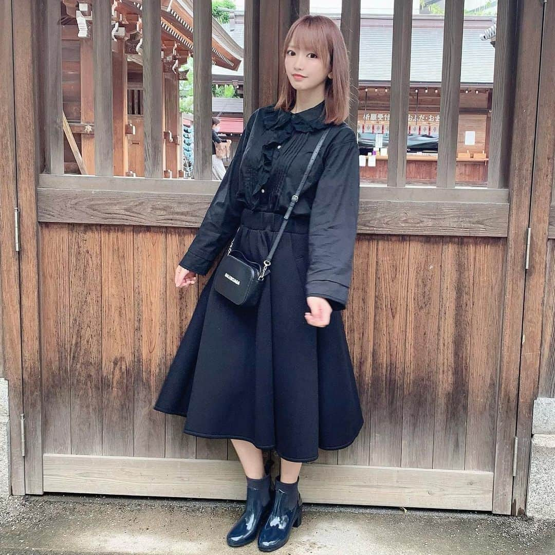 吉沢朱音さんのインスタグラム写真 - (吉沢朱音Instagram)「ママとお出かけ〜🏠 大変やけどまたYouTube職人になります() 美味しいものレポ楽しいです🤏 頑張ります( ･ㅂ･)و ̑̑ . tops: #mallechambredecharme  Skirt: 韓国 bag: #balenciaga shoes: #hunterboots  . . . #福岡ランチ #福太郎 #警固神社  #fashiongram #fashionist」5月18日 20時13分 - nesomagic72