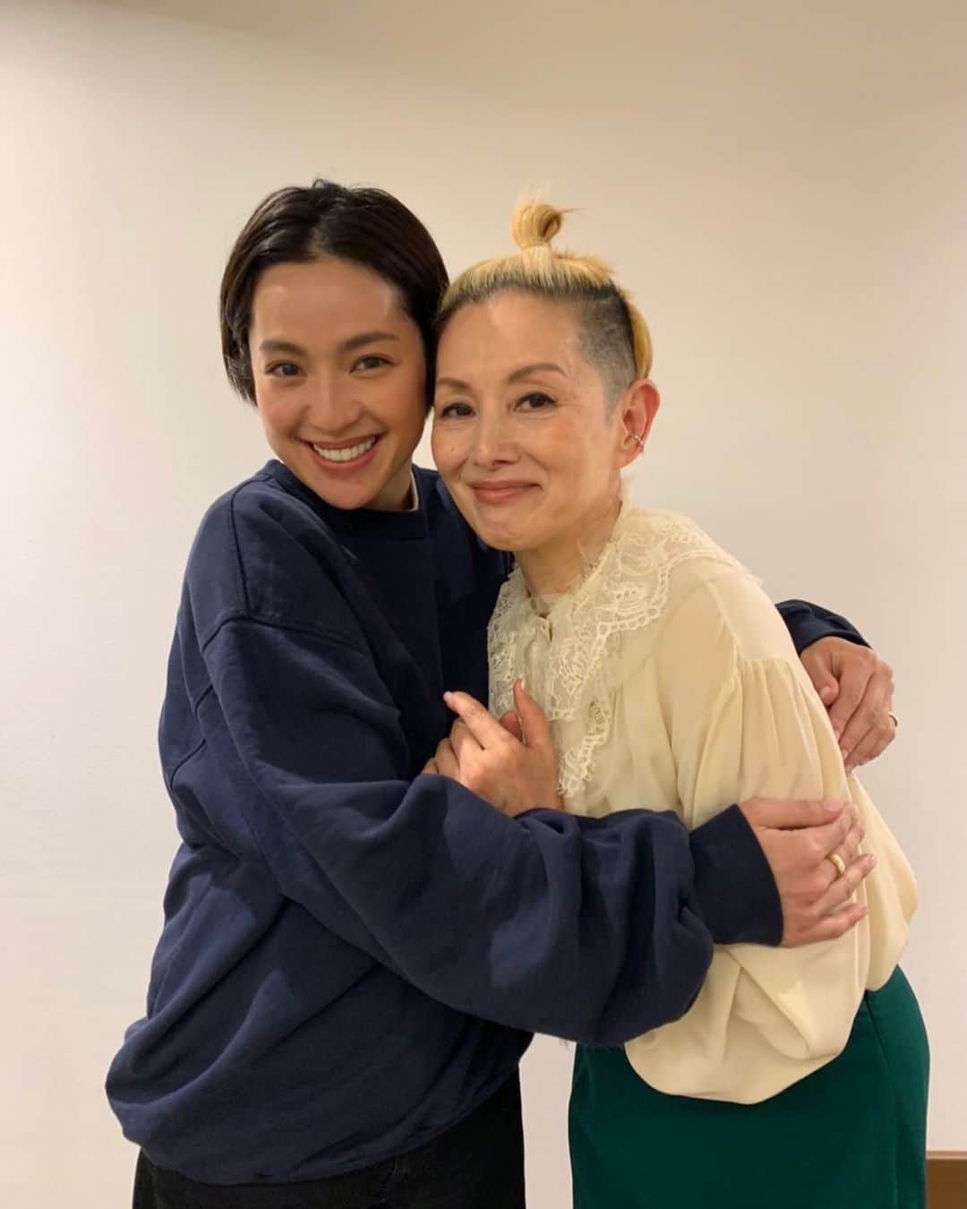 のインスタグラム：「#infinity  　@kose_official  #中村アン 　@cocoannne  #beauty  先日、髪を切ったアンさんと INFINITY の撮影があって、 帰り際のお疲れオフショット！  新しいビジュアル楽しみです〜」