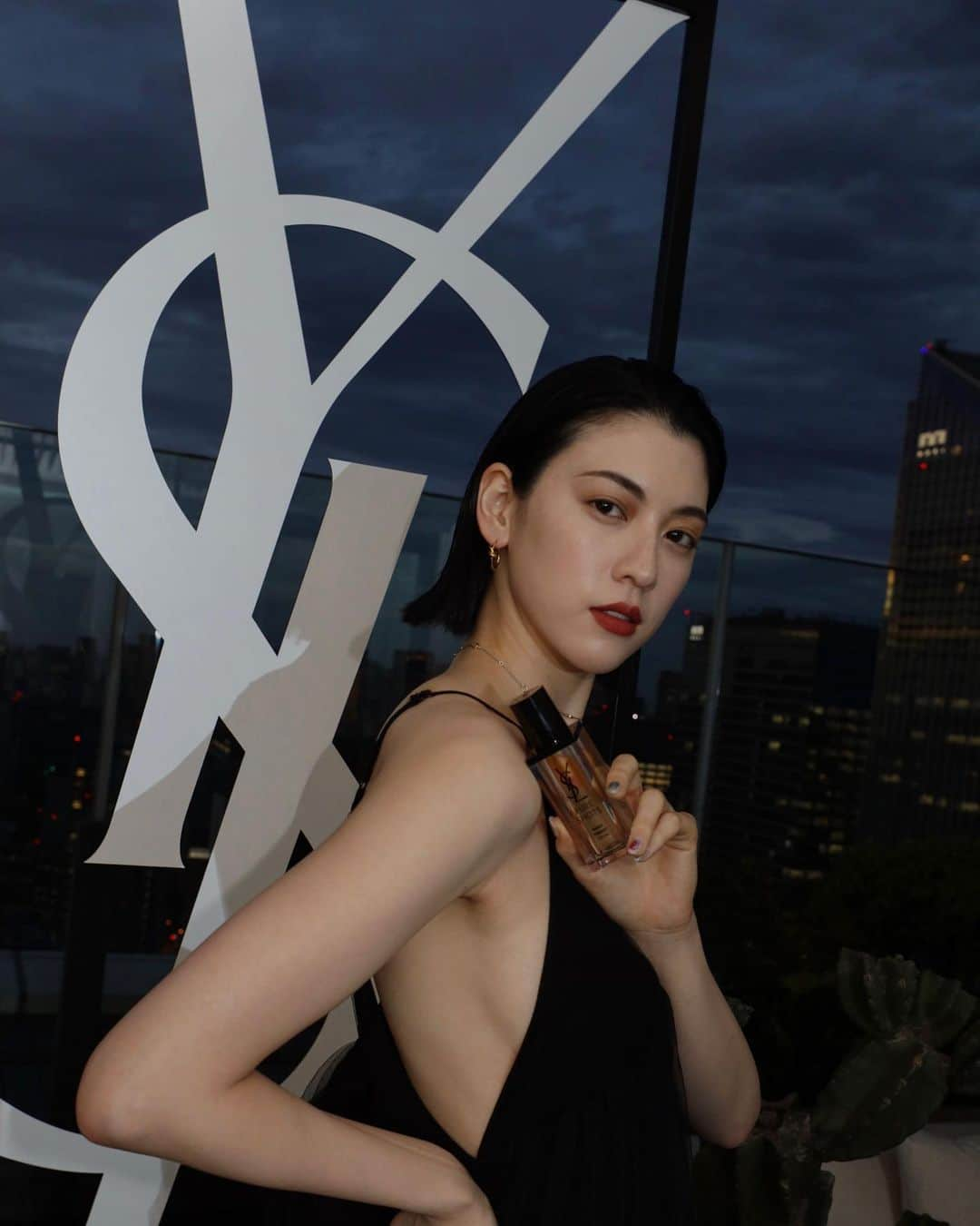 三吉彩花さんのインスタグラム写真 - (三吉彩花Instagram)「【YSL BEAUTY “PURE SHOTS” EXCLUSIVE SALON】  モロッコの旅を思い出すラグジュアリーな空間でYves Saint Laurentが掲げる環境への取り組みや女性雇用の組合などpure shotsを通して学ぶことが多くありました☺️  pure shotsではリフィルを取り替えるだけでプラスティックを約95%削減でき、空いた容器は各店舗でリサイクルすることが出来ます♻️  すぐ始められることからいい取り組みに貢献出来たら気持ちが良いですよね🌿  またモロッコにも行きたいな。  久しぶりに #今際の国のアリス チームにも会えました♥️♠️♦️♣️  @dorisakurada  @asahina_aya   @yslbeauty #pureshots #ピュアショットナイトセラム」5月18日 20時19分 - miyoshi.aa