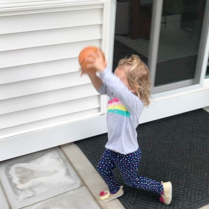 ジャスティン・ハンコックのインスタグラム：「She’s got the jump stop down. Need to work on the vertical now. #justlikemommy」