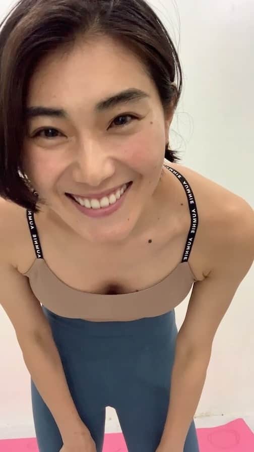 のインスタグラム：「. 色々と制限されてるこのコロナ期。 ジメジメする最近の天気。 にぴったりなカラー組み合わせのウェアを 私なりに提案してみました❣️  アムニーのインスタライブで保存ができなかったみたいで急遽簡単に紹介するね‼️ . . 私が選んだアイテムなので是非みんなも着てみてねテンションあげてこう💜！ . .  1️⃣今私着てる組み合わせ . モカ(S)✖️ドリーム(S)(サックスブルー) .  ⚫︎心理効果 地に足をつけたい時 水や海や空などの自然を連想させる青は爽快感や気持ちをスッキリさせてくれます。 集中力アップ。 食欲を抑えたい時 睡眠促進効果 気持ちを落ち着かせたい時。 ベージュはサックスブルーの涼やかさは保ちつつ大人っぽい上品さをプラスしてくれるのでおしゃれ服のように楽しむことができます。 . . 2️⃣パステルカラーの組み合わせ  オアシス(XS)✖️キャンディ(XS)  若草やラベンダーのようなワイルドフラワーのような自然を身につけてるような清々しくストレスフリーになりたい時に。 気分転換したい時に。  ⚫︎心理効果 . パステルカラーは、 身につけてる本人も見る側にも 柔らかくて優しい気持ちにさせてくれます。  桜や藤の花の色を想起させるので、 これからくる梅雨に向けて陽気で晴れ晴れした爽やかな気持ちにさせてくれます。  淡い色は心をリラックスさせてくれるので、安眠効果が期待できます。 . . 3️⃣同色のメープルカラーの組み合わせ (トップスのパンツ両方ともSサイズ) . .  茶色と赤を組み合わせたようなメープルカラー。 茶色が入った赤なので全体の見え方としては通常の赤色よりもだいぶあ落ち着いた印象です。  ⚫︎心理効果   いつもより少しエネルギッシュになりたい時や トレーニングを追い込みたい時におすすめ。 . また体を温めたい時など視覚からもアプローチできます。 . やる気がない時にもおすすめです✨ . . 私たちは、 心と体を整えながら 日々生活しております。 . 最近では、 ヨガをすることやメディテーションをすることやランニング、トレーニングする事は もはや特別な事ではなく必要なことになってきています💓 . . 日常のようにウェアを手に取る提案をライフスタイルと共にみんなとシェアしていきたいので、質問などもお待ちしております☺️💜 #aumniejp  #yoga #meditation  #pilates  #running #sportswear  #workout #在宅ウェア #普段着  #カラーコーディネート  #デザインによってサイズを変えました #私はベースSサイズ #ものによってXS . . ⚠️この動画は長期保存しないかもしれないので是非チェックしてみてね🥰」