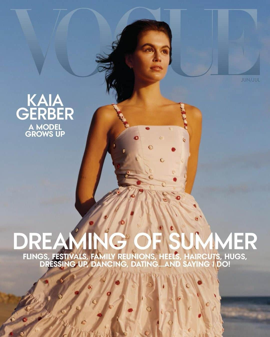 カイア・ジョーダン・ガーバーさんのインスタグラム写真 - (カイア・ジョーダン・ガーバーInstagram)「@voguemagazine Vogue US June/July  by @colin_dodgson ❤️  I can’t help but get emotional over this one, my first solo american vogue cover. I feel like I’m holding little Kaia and telling her that she will have a voice one day, reminding her not to grow up too fast. the last four years have given me so much to be grateful for, but they have also taught me so many lessons - some harder to learn than others. there have been many moments were I felt like my body and face were being used to interpret who I am. finally feeling free of that and continuing to learn as I grow, I want to thank everyone at vogue and @frynaomifry from the bottom of my heart for asking me questions I have always wanted to be asked, and for being incredible listeners. & a special thanks to @colin_dodgson for capturing me at the beach I grew up on in a way that only someone from just a few beaches up the coast could. link in bio for the whole story.」5月18日 22時20分 - kaiagerber