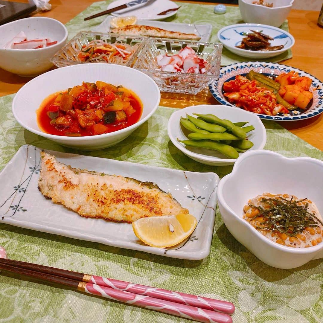 井上英里香のインスタグラム：「👩🏻‍🍳🍳  ✩⃛サーモンの香草焼き ✩⃛春雨サラダ ✩⃛ラタトゥイユ ✩⃛蒸し蛸 ✩⃛枝豆 * * #料理 #えりか亭 #おうちごはん #おうち時間 #梅雨の走り #梅雨空 #丁寧な暮らし #cooking #cookingram #foodstagram #dinner #stayhome #🏠 #🍽 #🌿」