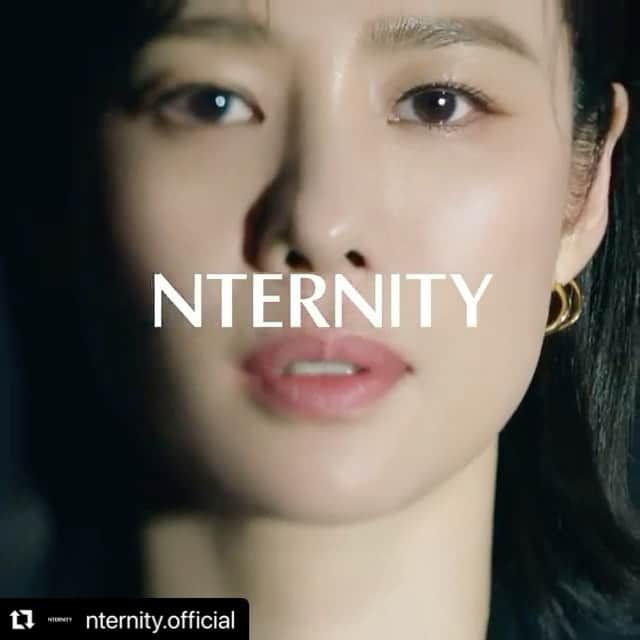 キム・ヒョンジュのインスタグラム：「#Repost @nternity.official with @make_repost ・・・ [Event]  𝗡𝗧𝗘𝗥𝗡𝗜𝗧𝗬 🎉론칭 이벤트🎉  프리미엄 안티에이징 브랜드 엔터니티, 자연스러운 아름다움을 영원히 누리고 싶은 우리 모두의 바람을 담아,  드디어 정식으로 론칭합니다!  풍성하게 준비한 론칭 이벤트에 많은 관심 부탁드립니다🤞  ✔이벤트 1 ㅣ  회원 가입 이벤트  신규 회원 가입을 해주시면, 추첨을 통해 경품 증정!  1등 10분께 👉 엔터니티 전제품 풀세트 2등 30분께 👉 #연어앰플 #인텐시브앰플 3등 100분께 👉 #연어부스팅 #퍼스트에센스   ✔이벤트 2 ㅣ  엔터니티 인생컷 인증 이벤트  엔터니티 공식 홈페이지를 통해 제품을 구매하신 후 SNS에 인증해주시는 모든 분들께  컴플리트 크림 시트마스크 (정가 85,000원) 정품을  100% 증정합니다!  - 1인 1회 참여 가능하며, 중복 증정되지 않음 - 공식 홈페이지 구매 건에 한하여 참여 인정 - 필수 해시태그 등록 필수  #Nternity #Spotlightagain #엔터니티  #나의두번째리즈 #앰플 #리프팅 #탄력 #마스크팩 #김현주 #kimhyunjoo  ✔이벤트 3 ㅣ  엔터니티 파트너십 상담 이벤트  엔터니티는 고객이 원하는 검증된 고기능성 제품을 정확하게 진단 후 판매하기 위해 방문판매 서비스를 지원하고 있습니다.  상담만 완료해도 추첨을 통해 총 10분께 52만원 상당의 프롬에스 진공 스킨 트레이너를 증정합니다!  -  모든 이벤트는 공식 홈페이지(nternity.co.kr)에서 참여 가능하며, 프로필 링크를 통해 간편하게 방문하실 수 있습니다!  -  나의 두 번째 리즈 엔터니티」