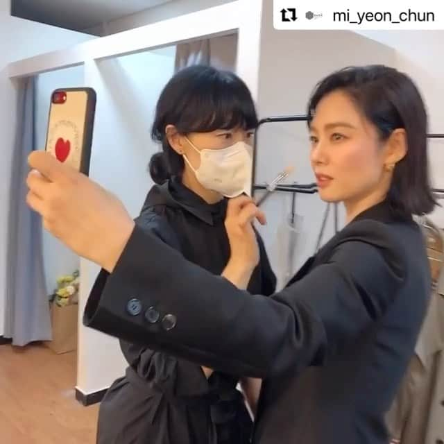 キム・ヒョンジュのインスタグラム：「#Repost @mi_yeon_chun with @make_repost ・・・ ✨✨✨  셀카찍다 일하는척 ~🤣 #광고현장 #설정샷📷 #latergram   #김현주 #kactress #kbeauty #김현주메이크업 #김현주헤어  #Nternity #Spotlightagain #엔터니티  #나의두번째리즈 #앰플 #리프팅 #탄력  #마스크팩  #드엔#DeEN#드엔뷰티살롱 #드엔메이크업 #드엔헤어 #드엔웨딩 #메이크업아티스트전미연#kbeauty #코덕그램#뷰티그램#뷰티#전미연  #항상감사합니다 🙇‍♀️」