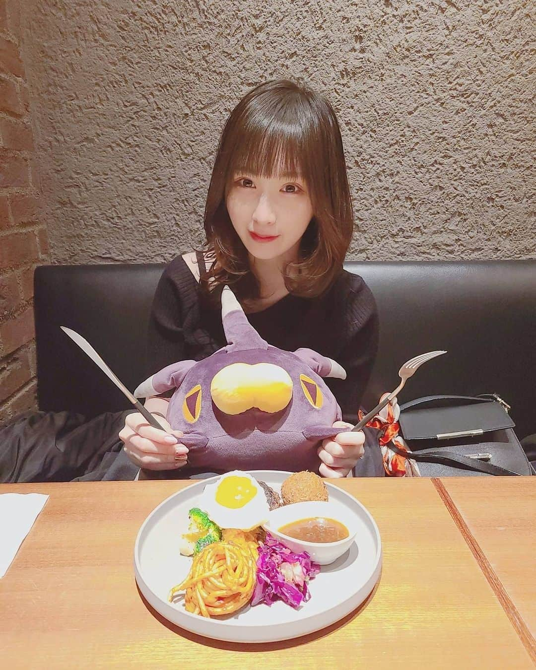 小田桐奈々さんのインスタグラム写真 - (小田桐奈々Instagram)「いただきます🍴 ↓ ばちんちゃんからいいなぁの視線を感じる ↓ デザートは一緒に食べようね ↓ あっスプーンもてなかったね… ↓ あーんしてあげよう😊  の流れです。 バチンウニと暮らしたらこんな感じなのかなぁ…はぁ…うちに来てくれ…🙏 * * #ななっぷる #バチンウニ」5月19日 0時06分 - odagirinana