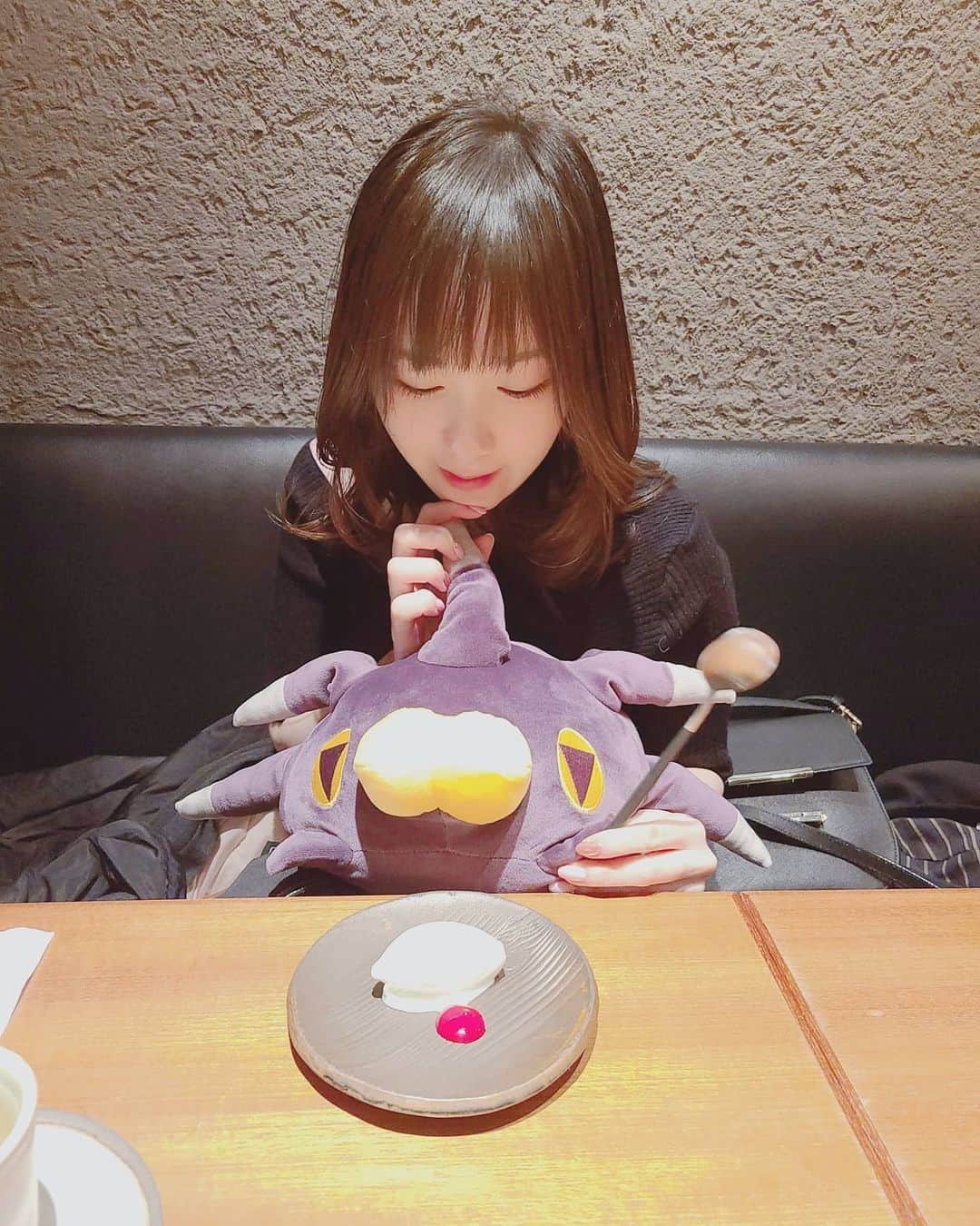 小田桐奈々さんのインスタグラム写真 - (小田桐奈々Instagram)「いただきます🍴 ↓ ばちんちゃんからいいなぁの視線を感じる ↓ デザートは一緒に食べようね ↓ あっスプーンもてなかったね… ↓ あーんしてあげよう😊  の流れです。 バチンウニと暮らしたらこんな感じなのかなぁ…はぁ…うちに来てくれ…🙏 * * #ななっぷる #バチンウニ」5月19日 0時06分 - odagirinana