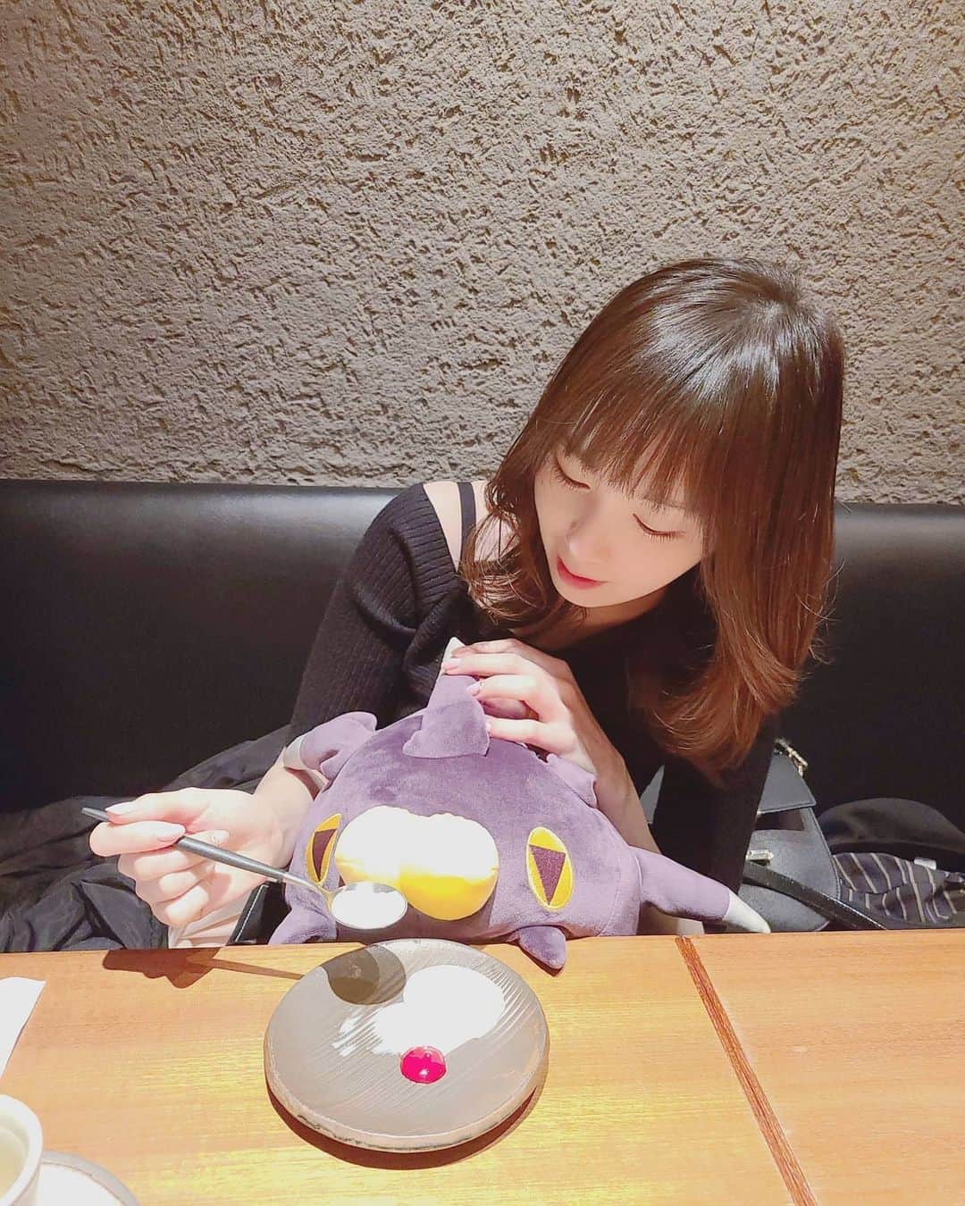小田桐奈々さんのインスタグラム写真 - (小田桐奈々Instagram)「いただきます🍴 ↓ ばちんちゃんからいいなぁの視線を感じる ↓ デザートは一緒に食べようね ↓ あっスプーンもてなかったね… ↓ あーんしてあげよう😊  の流れです。 バチンウニと暮らしたらこんな感じなのかなぁ…はぁ…うちに来てくれ…🙏 * * #ななっぷる #バチンウニ」5月19日 0時06分 - odagirinana