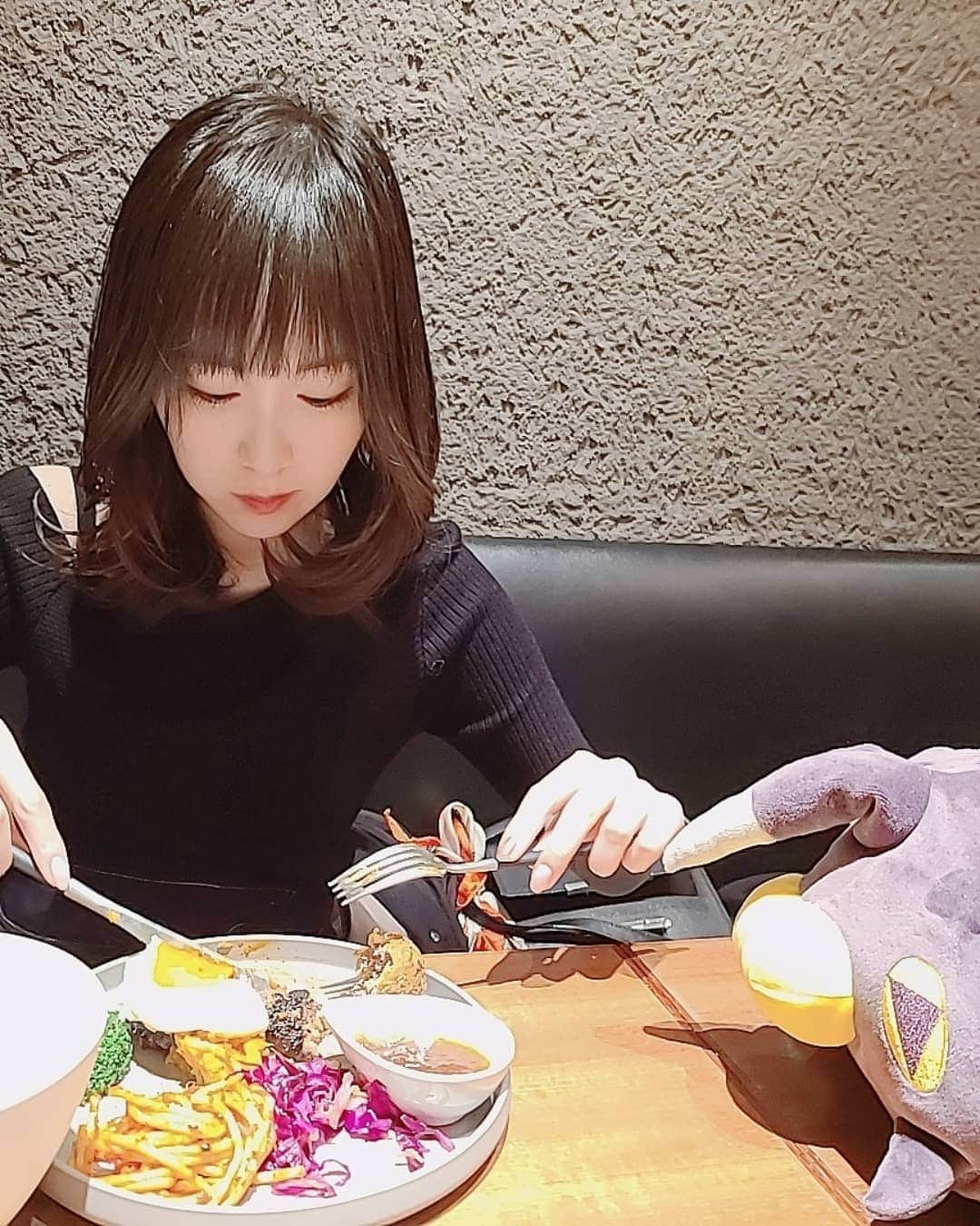 小田桐奈々さんのインスタグラム写真 - (小田桐奈々Instagram)「いただきます🍴 ↓ ばちんちゃんからいいなぁの視線を感じる ↓ デザートは一緒に食べようね ↓ あっスプーンもてなかったね… ↓ あーんしてあげよう😊  の流れです。 バチンウニと暮らしたらこんな感じなのかなぁ…はぁ…うちに来てくれ…🙏 * * #ななっぷる #バチンウニ」5月19日 0時06分 - odagirinana