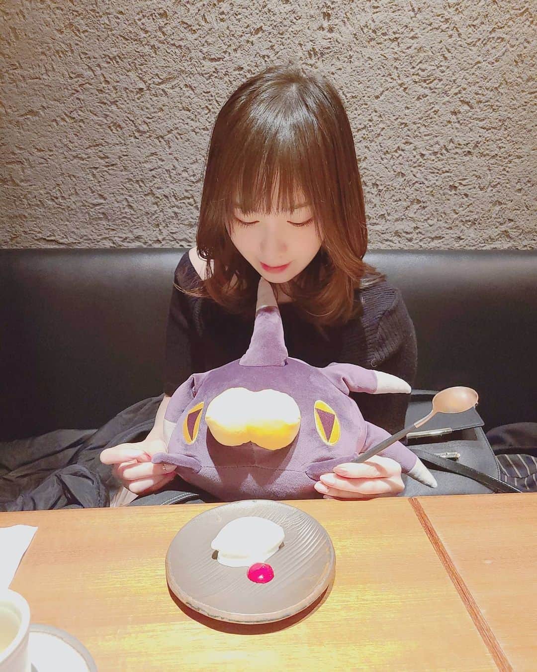 小田桐奈々さんのインスタグラム写真 - (小田桐奈々Instagram)「いただきます🍴 ↓ ばちんちゃんからいいなぁの視線を感じる ↓ デザートは一緒に食べようね ↓ あっスプーンもてなかったね… ↓ あーんしてあげよう😊  の流れです。 バチンウニと暮らしたらこんな感じなのかなぁ…はぁ…うちに来てくれ…🙏 * * #ななっぷる #バチンウニ」5月19日 0時06分 - odagirinana