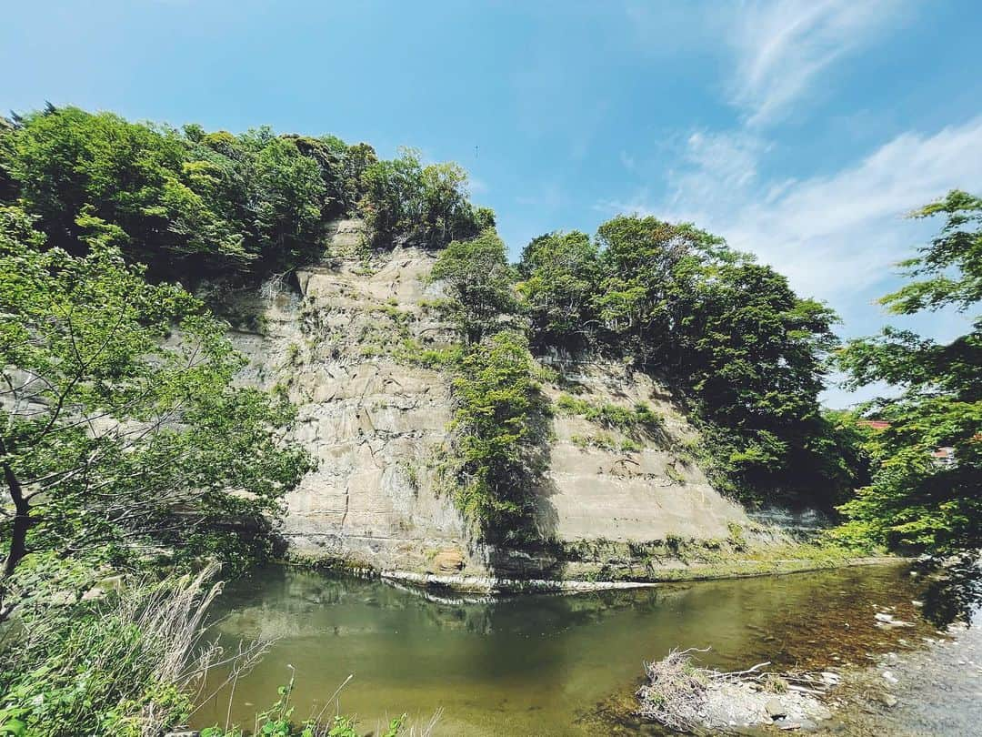 萩原悠のインスタグラム：「. 水の音 風の音 虫の鳴き声 川の流れ 雲の流れ 燦々と照らす太陽 そこにいることで感じられる 空気感。  それが堪らなく良き。」