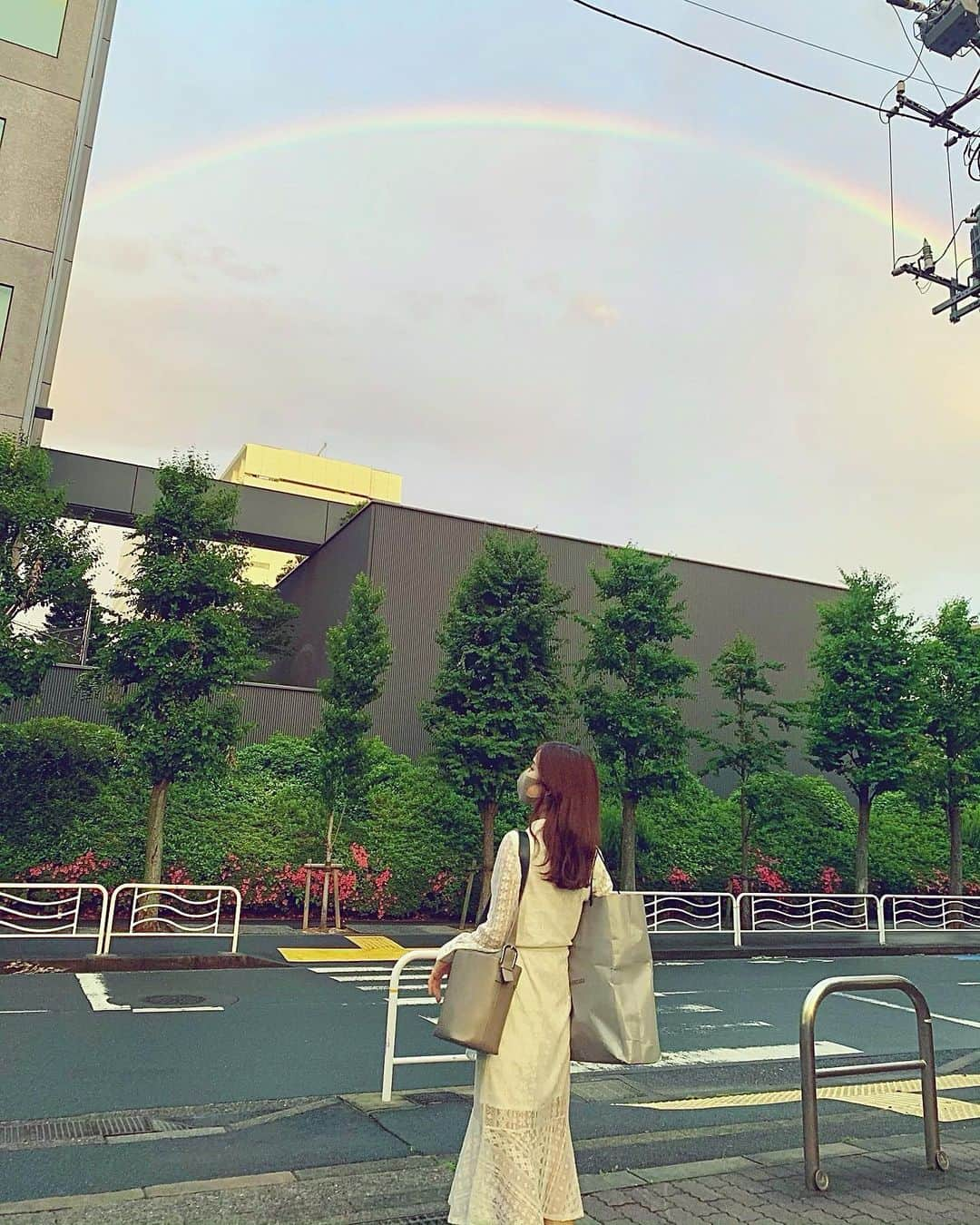 益田アンナさんのインスタグラム写真 - (益田アンナInstagram)「昨日の虹🌈  この写真撮った時には消えちゃったけど、最初二重になってて綺麗かった〜！ 良いことありますように、、 おやすみなさい🌙  #虹」5月19日 0時53分 - anna_masuda