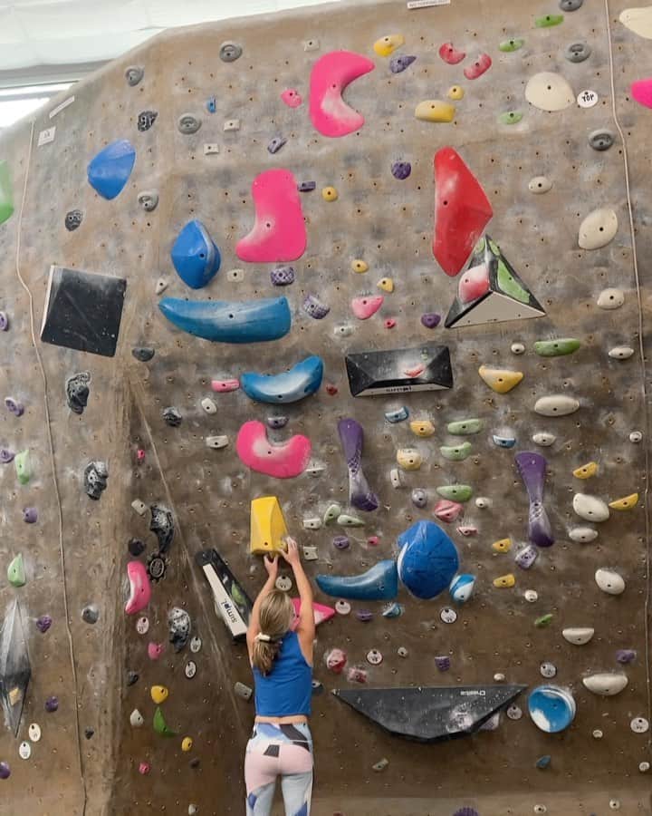 チェルシー・ルーズのインスタグラム：「4 months ago I was fresh outta surgery, stuck in a sling, and prohibited from actively moving my own shoulder.   This is my second shoulder surgery. For my first one, I wasn’t even able to hang without feet on the ground until 6months post op.   For this second one, the same exact surgery as the first, the recovery is light years faster. I’m hanging and climbing and starting to integrate some speed in there!   Wowza climbing is hard 😅 amiright?!」