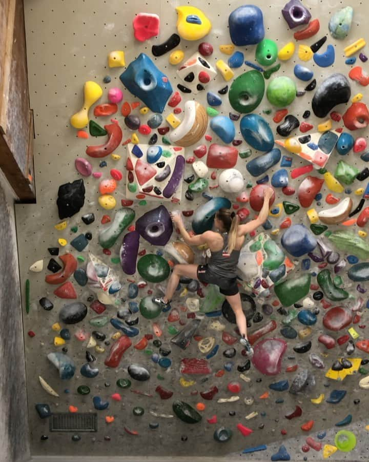 ジェシカ・ピルツのインスタグラム：「Last training session done!! 🔜 🇺🇸 #bouldering #worldcup #saltlakecity  @redbull @thenorthface @scarpaspa @heeressportzentrum @sporthilfe.at @compex.austria @austriaclimbing」