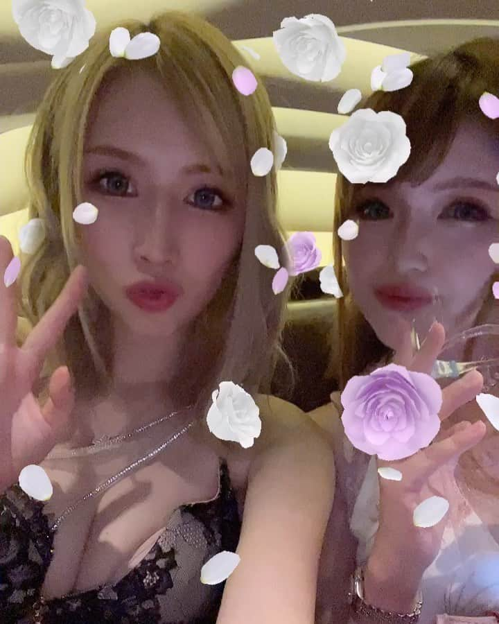 橘楓のインスタグラム：「👩🏼👩🏼  最近フリーの席and歩いていると🦵 『雌型の巨人キタ。』って言われます（初見）  どうゆう意味でしょうか‥？  _ #やめてください #わりと似てるし  #しらんけど #雌型の巨人  #奇行種と繋がりたい」