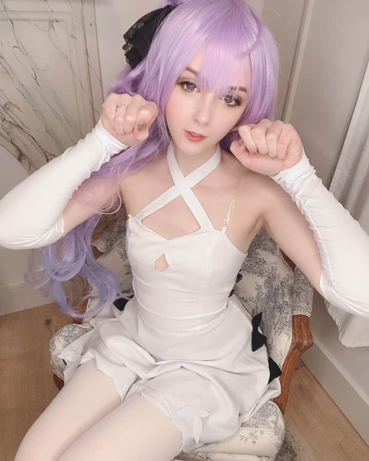 Hirari Ann（ヒラリー アン）のインスタグラム：「My province is still in lockdown! Someone please come take me out of here 🌝 Any takers?   Please.... I've been playing animal crossing for days now. I'm going crazy.」