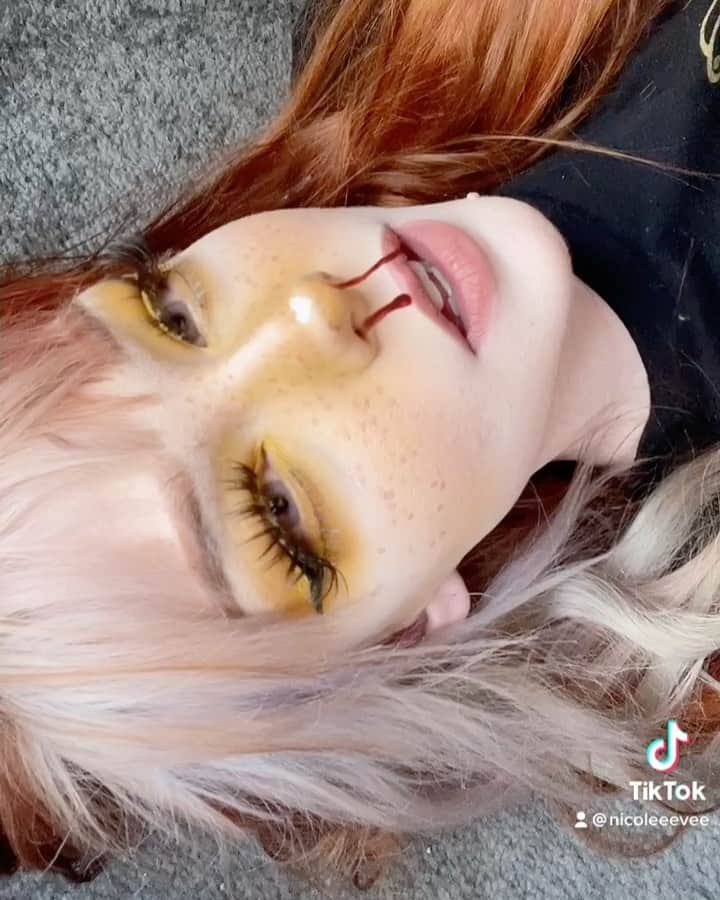 Nicole Eevee Davisのインスタグラム：「𝒯𝑒𝓁𝓁 𝓂𝑒 𝓅𝓇𝑒𝓉𝓉𝓎 𝓁𝒾𝑒𝓈 🩸」