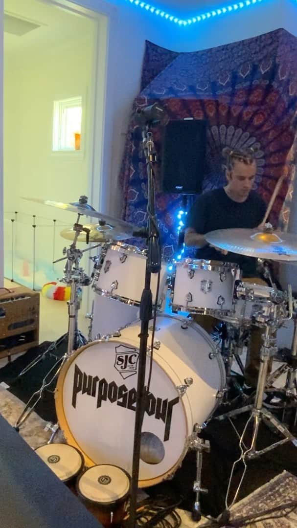 ジャスティン・ビーバーのインスタグラム：「Playing the drums is so therapeutic for me, I’m not the greatest drummer in the world bu i have a good time doing it!」