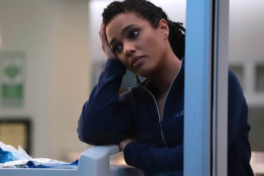 のインスタグラム：「It’s New Amsterdam night. And sometimes it’s less about seeing to believe, so much as it is believing to then see. It’s called “Things fall apart”. The juggernauts at the helm of tonight’s episode are writers Graham Norris & Y.Shireen Razack and director Darnell Martin. Stuff certainly happens when the Universe takes the wheel. #belatedmondaymusing #newamsterdam 10/9c @nbc」