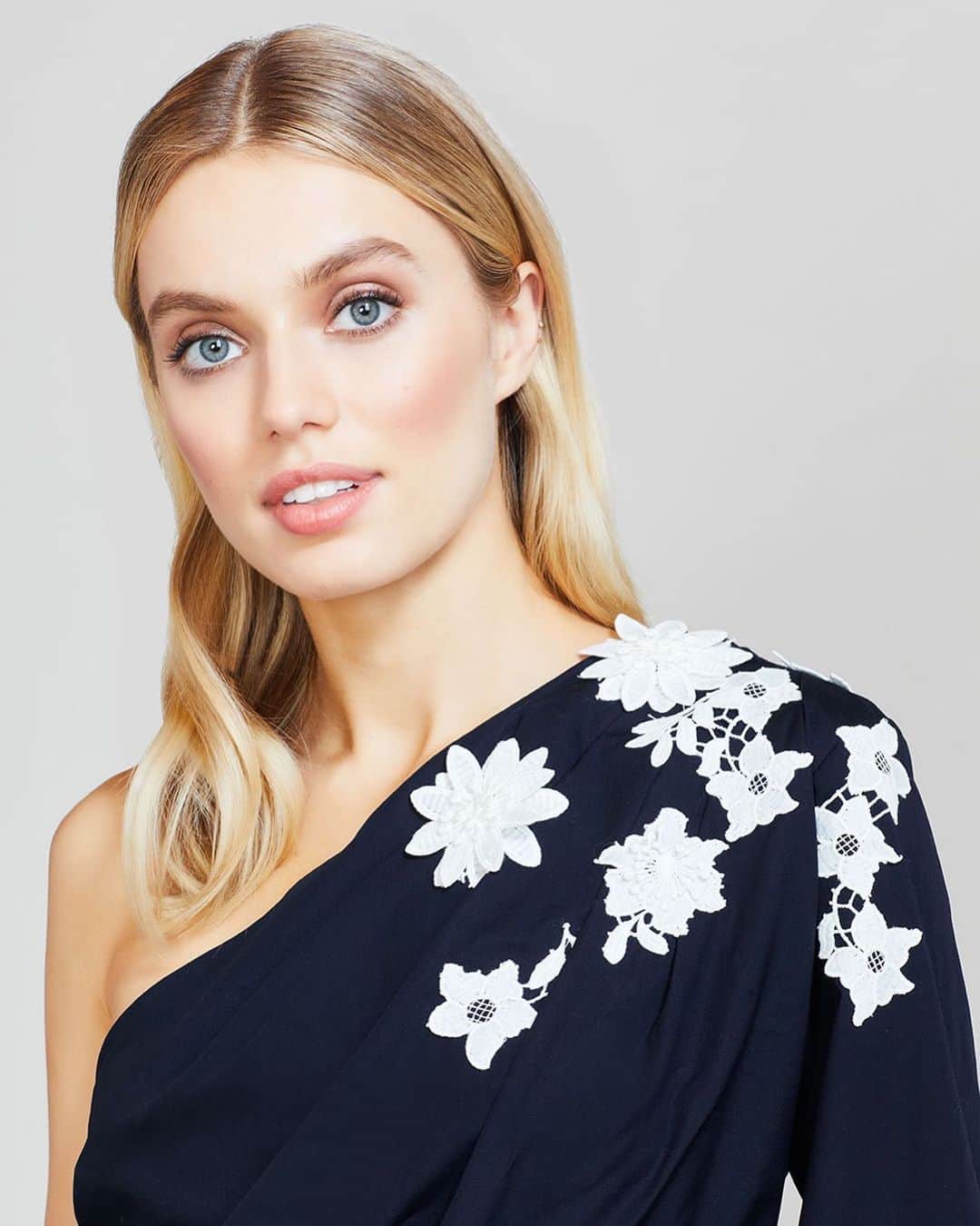 レラローズのインスタグラム：「Banish boring black with our favorite rich, neutral navy.」