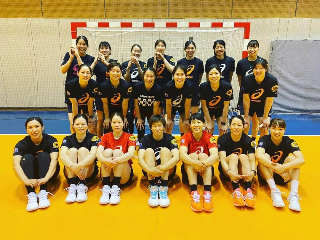 のインスタグラム：「国内合宿時の集合写真！ TEAMＰＶの🅿️ポーズ‼️ 🅿️の形がぐちゃぐちゃ😂 Denmarkでもう一度撮り直しだな🤔  #おりひめJAPAN  #TEAMＰＶ」