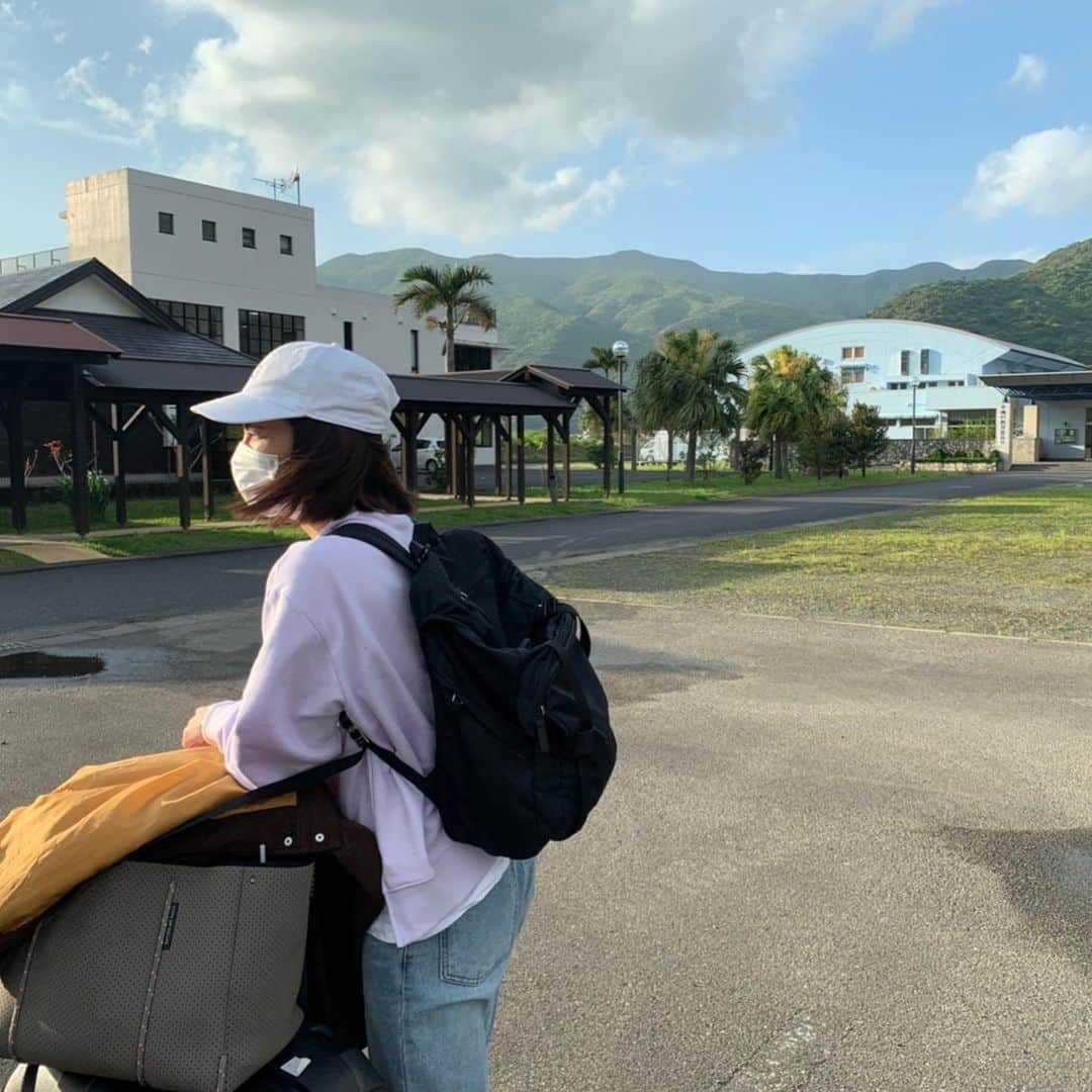 秋元才加さんのインスタグラム写真 - (秋元才加Instagram)「テレビ東京「THE無人島～未知の離島で○○見つけました！～」 無人島に行ってみた 未知の島で衝撃発見!!でのオフショットです。 第一弾の小笠原諸島から第二弾は奄美大島の枝手久島に行かせて頂きました。 今回は専門家の服部正策さん、 探検家のニ名一気さん、ドローン芸人の谷+1。さん、初めましてのスタッフさんもいらっしゃいましたが、前回ご一緒したスタッフさん方と共に厳しくも楽しいロケに参加させて頂きました☺️ 写ってない方も居ますが、集合写真です🌈 カメラマン小松さんは、NHKランスマでもお世話になっていたカメラマンさん。 心細くなった時にさりげなく励まして下さったり、ランスマのカメラマンさん、スタッフさんには沢山救われたなぁ。 また違う現場でお会い出来て本当に嬉しいんです。  今回まさかの女性1人笑  ハードなロケでしたが、同行スタッフさんのタフさ、熱意には驚きっぱなしでした。 ニ名さんがガンガン山を切り拓いて下さって本当に助かりました。 谷+1。さんは重いドローンを持ってひたすら山を登り、美しい風景を沢山撮って下さいました。 ロケ中、一番色々なモノを発見しようと目を凝らしてくれていたのは実は谷+1。さんだったりします☺️ 放送にのるVTRはギュッとロケが凝縮されたモノ達ですが、色々な経験や発見が沢山あって毎回自然の雄大さ、優しさ、厳しさ、色々学んで東京に帰ってきます。  服部さんのような専門家の方とお話しするのもとても楽しいです。  服部さんにはお土産にと、ハブの歯を戴きました😂  なかなか気分転換するのも難しいご時世ですが、少しでも旅行した気分になって下さったら嬉しいです。  最後の４枚は、自然のたくましさを感じた瞬間です。 どんな時も希望を持ってたくましく生きていきたいものですね🍀」5月19日 15時54分 - areasayaka