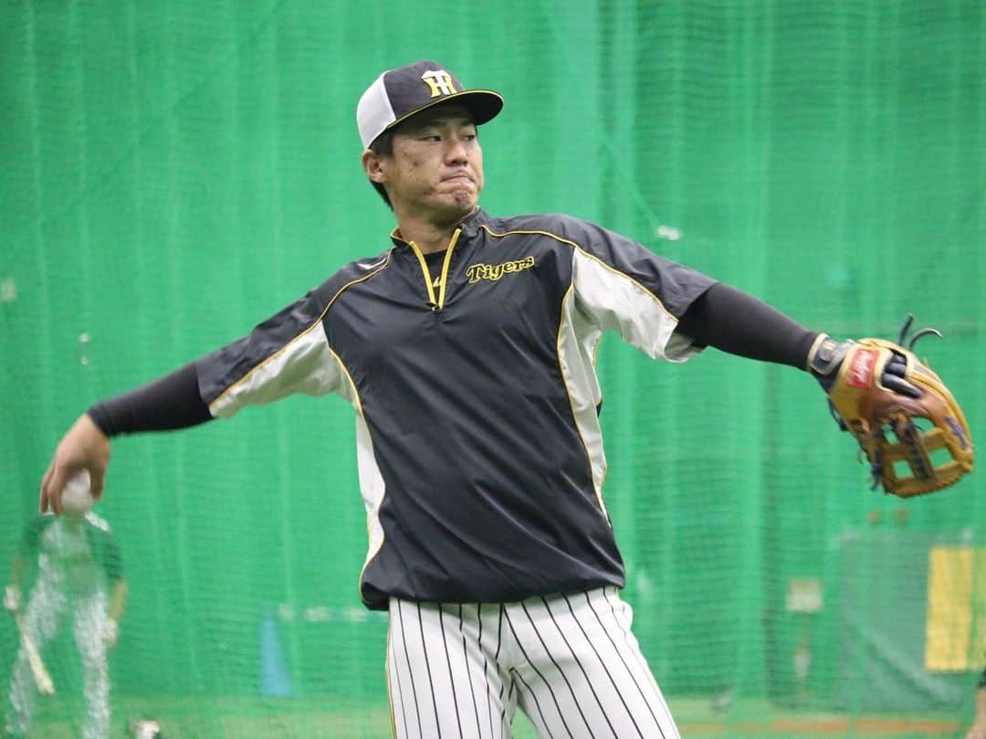 阪神タイガースさんのインスタグラム写真 - (阪神タイガースInstagram)「今日も甲子園でヤクルト戦です！ 試合前練習の様子をお届けします！  #近本光司 選手#石井大智 選手#山本泰寛 選手#齋藤友貴哉 選手#及川雅貴 選手#陽川尚将 選手 #阪神タイガース #挑超頂」5月19日 16時32分 - hanshintigers_official