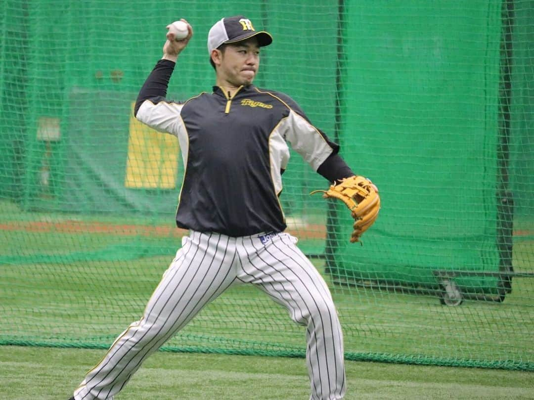 阪神タイガースさんのインスタグラム写真 - (阪神タイガースInstagram)「今日も甲子園でヤクルト戦です！ 試合前練習の様子をお届けします！  #近本光司 選手#石井大智 選手#山本泰寛 選手#齋藤友貴哉 選手#及川雅貴 選手#陽川尚将 選手 #阪神タイガース #挑超頂」5月19日 16時32分 - hanshintigers_official