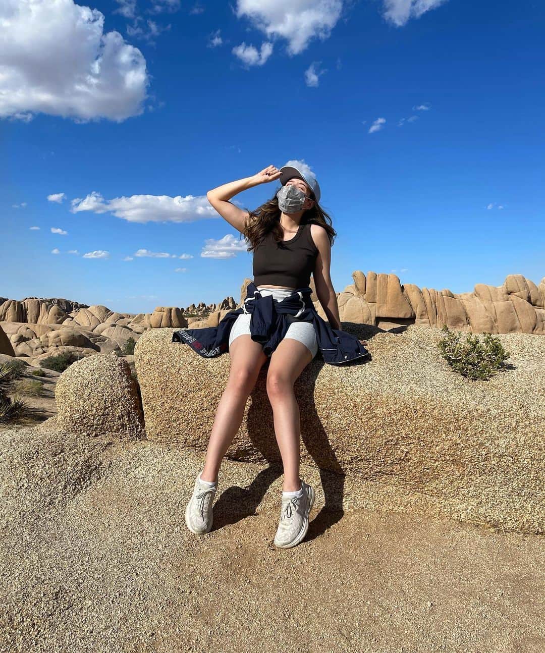 Pokimaneのインスタグラム：「anyone down to hike? ☺️」