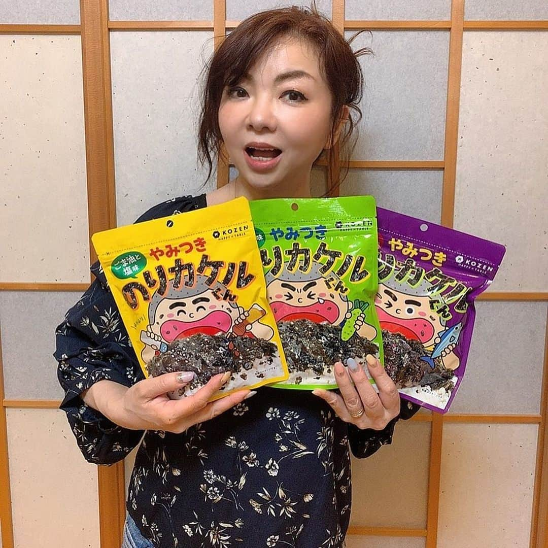 モモコさんのインスタグラム写真 - (モモコInstagram)「知り合いから、ふりかけ海苔を頂きました❗️ おうちご飯が多いから嬉しい❤️❤️ 個人的には、黄色のごま油好き😆 ご飯に合うわ❗️  今回配信のYouTubeは、家族でおうちご飯にカレーを食べた時の様子です😊 日常の何気ない会話をお楽しみ下さい。  #ハイヒールモモコ #👠 #👠🍑 #CHANEL #シャネラー #グルメ #アメブロ  #YouTube #モモコ新聞 #お昼ごはん #おうちごはん #カレー #ふりかけ #やみつきのりカケルくん」5月19日 7時59分 - highheel_momoko