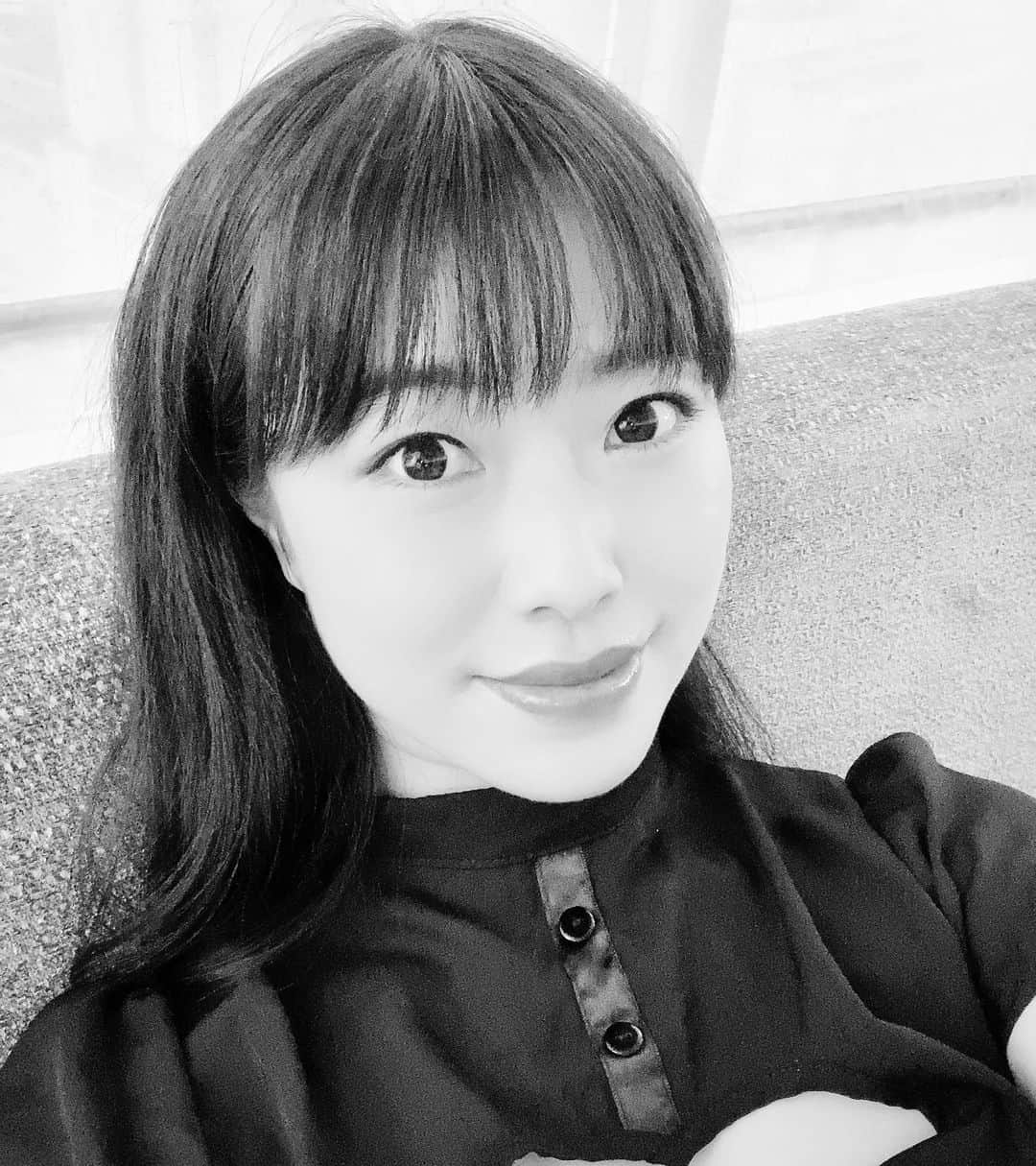 小田飛鳥のインスタグラム：「バッチリメイクでモノクロ すっぴんでビビッド #monochrome #vivid #japanesegirl #makeup #nomakeup #すっぴん」