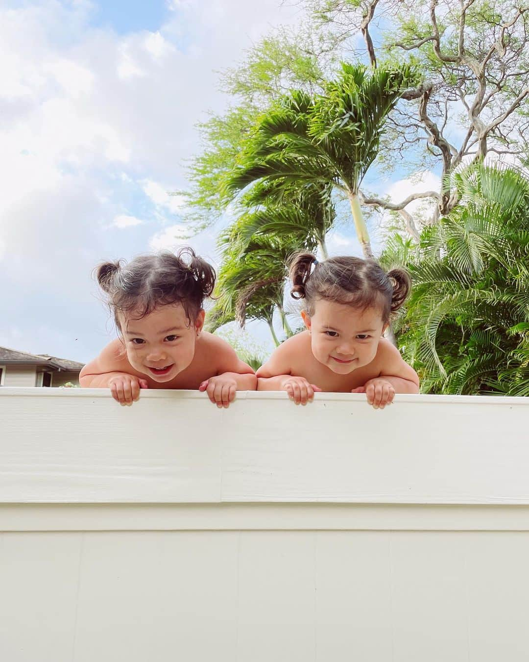 長谷川潤さんのインスタグラム写真 - (長谷川潤Instagram)「The neighborhood twins come to give hugs✨近所の双子ちゃん達が遊びに来てくれた🤗  .  #AuntiesCoconuts」5月19日 8時15分 - liveglenwood