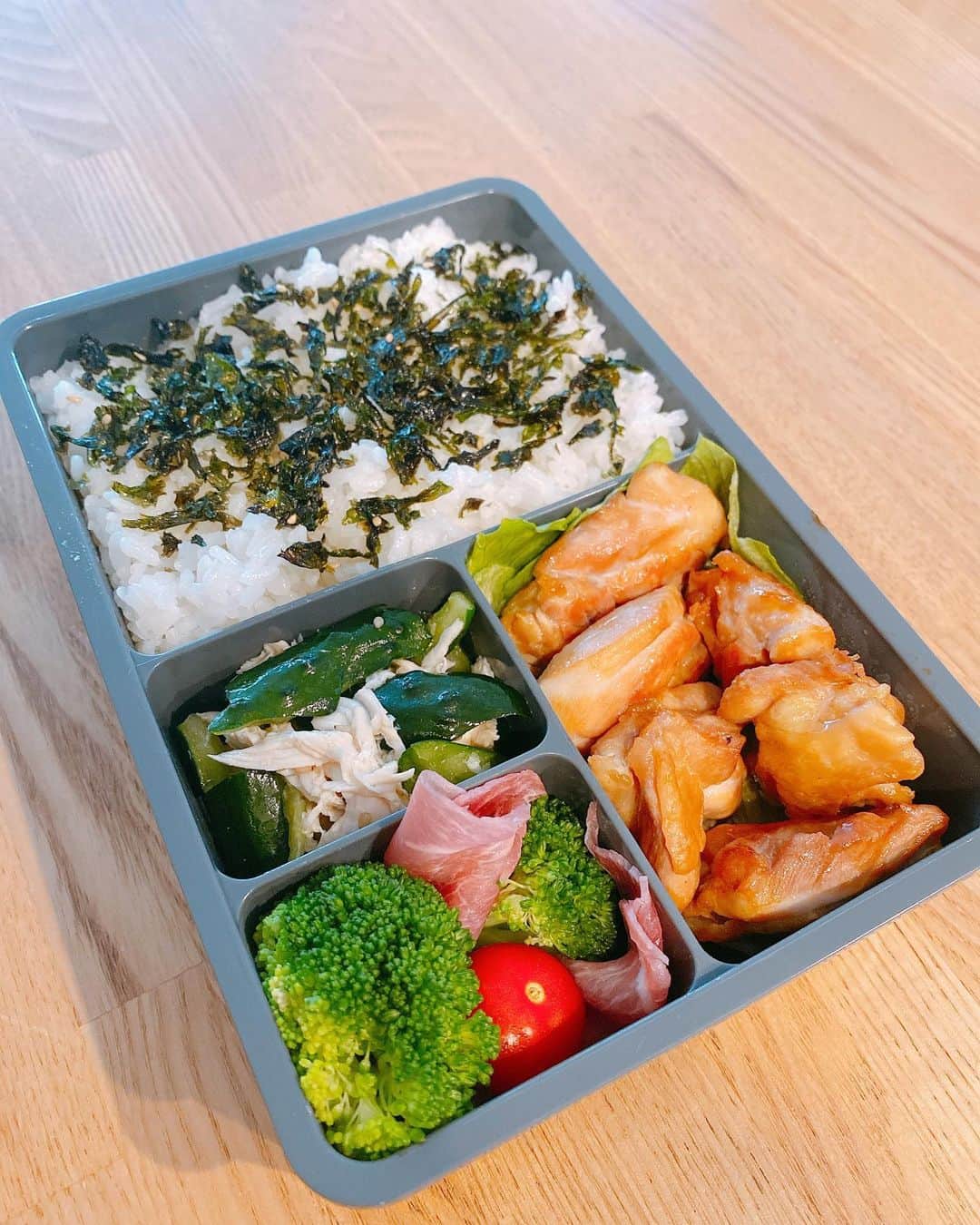 鈴木サチのインスタグラム：「. おはよーございます😊✨ . 久しぶりにお弁当🍱の写真 . 女子っぽくない映えないお弁当ですが😅愛情はたっぷりです😘 . いつも美味しかったと言ってくれるので、母はそれだけで満足ですよ☺️👍 . タキマキ弁当箱に変えてから、娘がお弁当足りなかったと言わなくなりました😅🤟 . 私も作りやすくなったし、朝の弁当作りが楽しくなったよー😘👍👍 . . #ママ #ママモデル #モデル #3児ママ #弁当 #長女弁当 #娘 #卵アレルギー #ピーナッツアレルギー #アレルギーっ子 #長女 #10歳」
