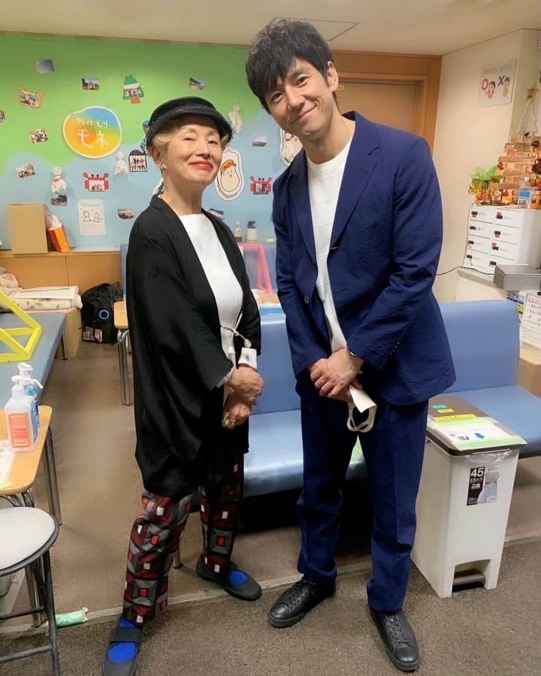 のインスタグラム：「#おかえりモネ 　@nhk_okaerimone  #清原果耶 #西島秀俊  潜入捜査官の西島さん？いえいえ 人気気象キャスターの朝岡さんと！  サヤカさんは、いざという時 この古い羽織を着ます。 気が引き締まるのね。  毎朝唱える伊達正宗の五常訓と、 得意な一品、ミートローフと。」