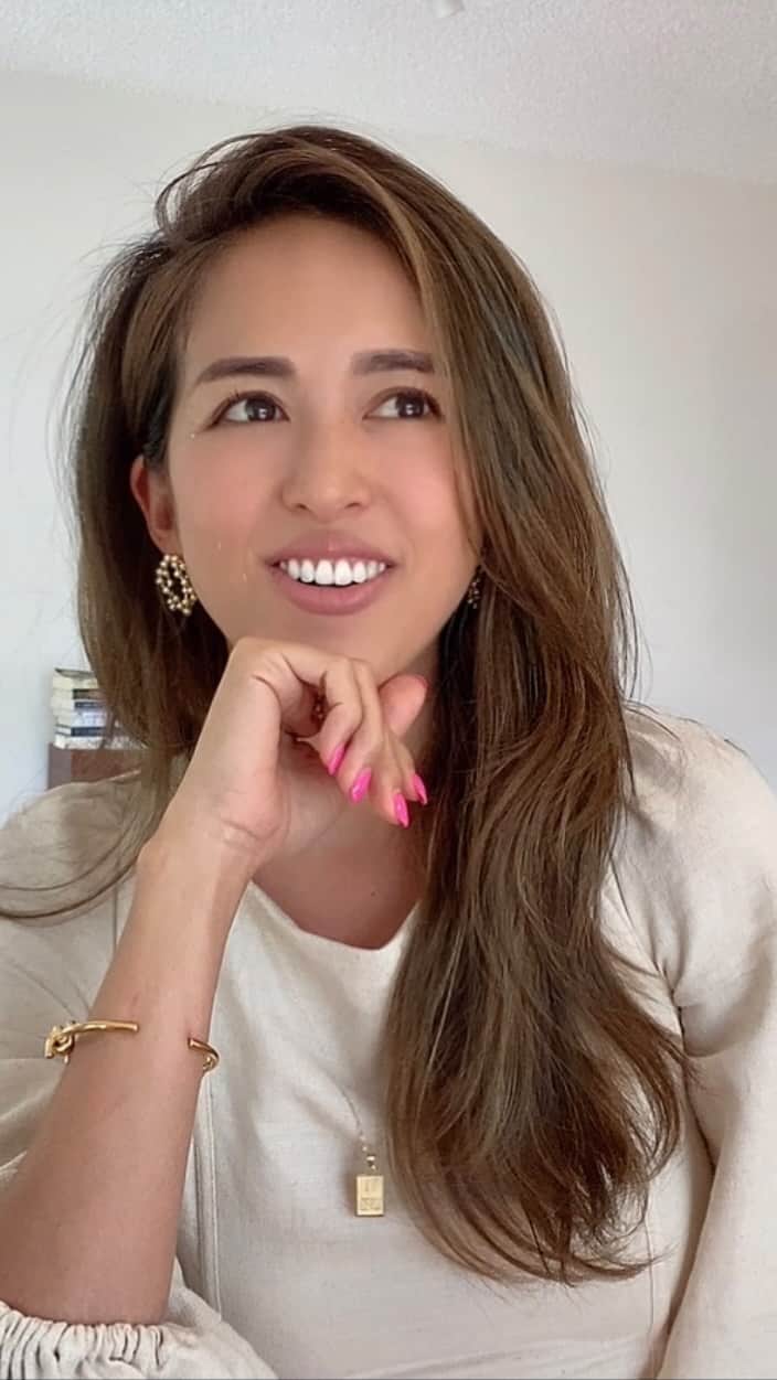 Mieのインスタグラム：「編集に時間かかっちゃったけどやっとみんなに観せられる🙌 DMで募集した美容についての質問たくさんありがとう❤️ 使ってる日焼け止め、洗顔、便秘改善につながることなどなど❤️ まだまだ全ては伝えきれていないかもだけど、まとめてみた❤️ もうかれこれ数年使ってるFOREO SWEDENのLUNA3やUFOについてもよくDMいただくんだけど、私にとって手放せない愛用必須アイテムになってる🌈 ( https://foreo.se/muso ) 肌荒れしないための私の洗顔法、保湿を順番でも説明してるよ❤️  #忙しいママだからこそ作ろう美容の日 #自分時間 #スキンケア #美顔器 #毛穴ケア @foreo_jp #FOREOLUNA3 #FOREOUFO #pr」