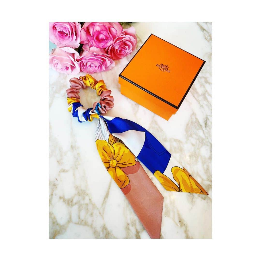 神田うのさんのインスタグラム写真 - (神田うのInstagram)「I got a cute silk hair accessory  from my friend, @doooolce that I wouldn't buy myself.🤣  I love it.❤️  Thank you.❤️  #hairaccessory#hermes#silkhairaccessory#silkaccessory#エルメス#ヘアアクセサリー#シルクヘアアクセサリー#シュシュ#シルクシュシュ#エルメス#ギフト#gift#unokanda#神田うの」5月19日 10時37分 - unokandaofficial