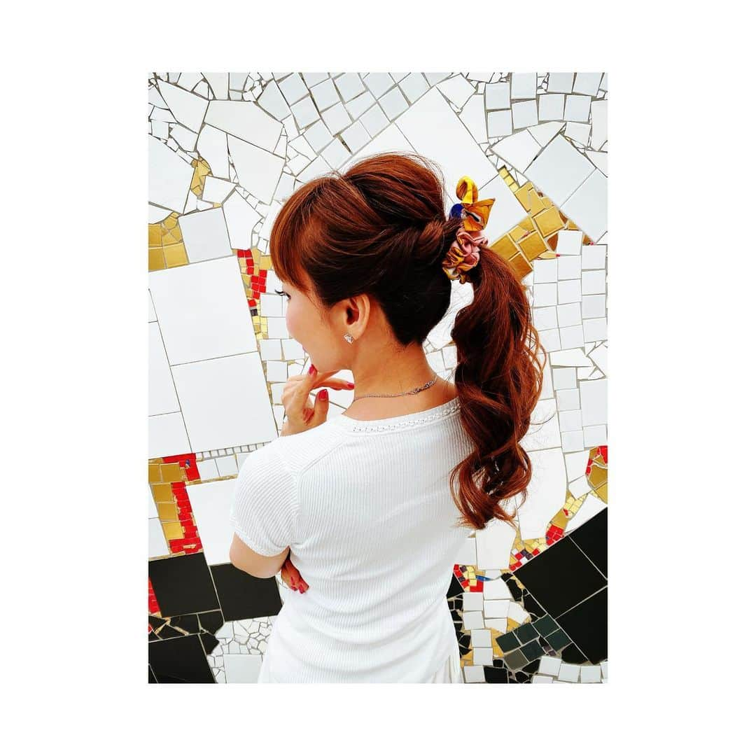 神田うのさんのインスタグラム写真 - (神田うのInstagram)「I got a cute silk hair accessory  from my friend, @doooolce that I wouldn't buy myself.🤣  I love it.❤️  Thank you.❤️  #hairaccessory#hermes#silkhairaccessory#silkaccessory#エルメス#ヘアアクセサリー#シルクヘアアクセサリー#シュシュ#シルクシュシュ#エルメス#ギフト#gift#unokanda#神田うの」5月19日 10時37分 - unokandaofficial