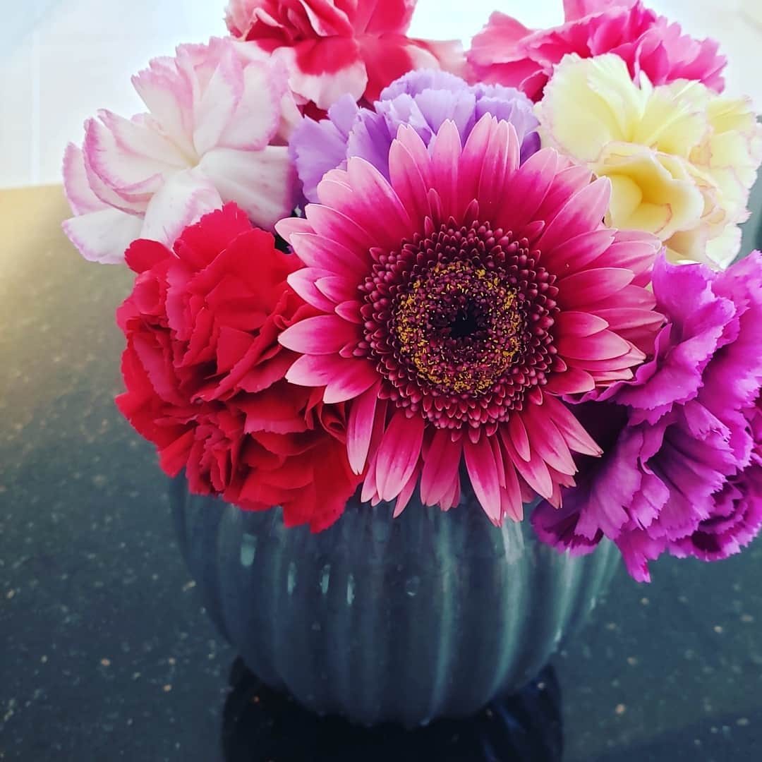 向山志穂のインスタグラム：「10日目 まだまだ綺麗な切り花💠 カラフルな色合いの花束が可愛いかった💐  #切り花のある暮らし」