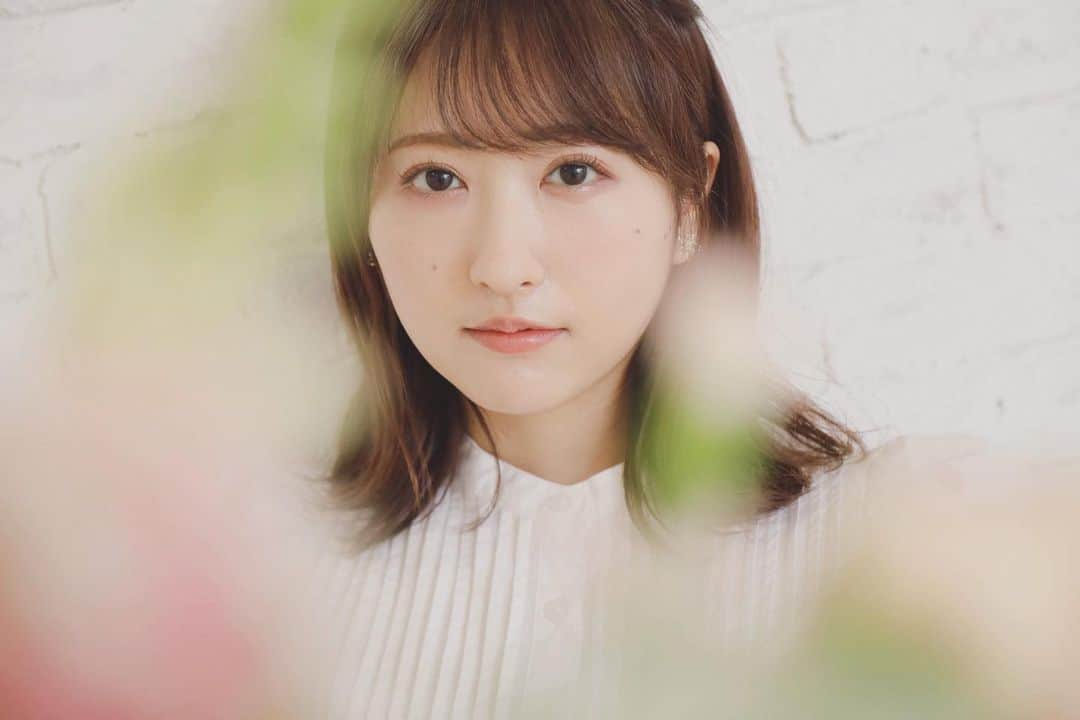 小桃音まいのインスタグラム：「☁️ . お久しぶりです、. 最近雨の日が多くて憂鬱です🥲. . フォトブックのオフショット. いっぱいあるので更新がんばるぞ〜. いいねコメントまてます❤︎. .」