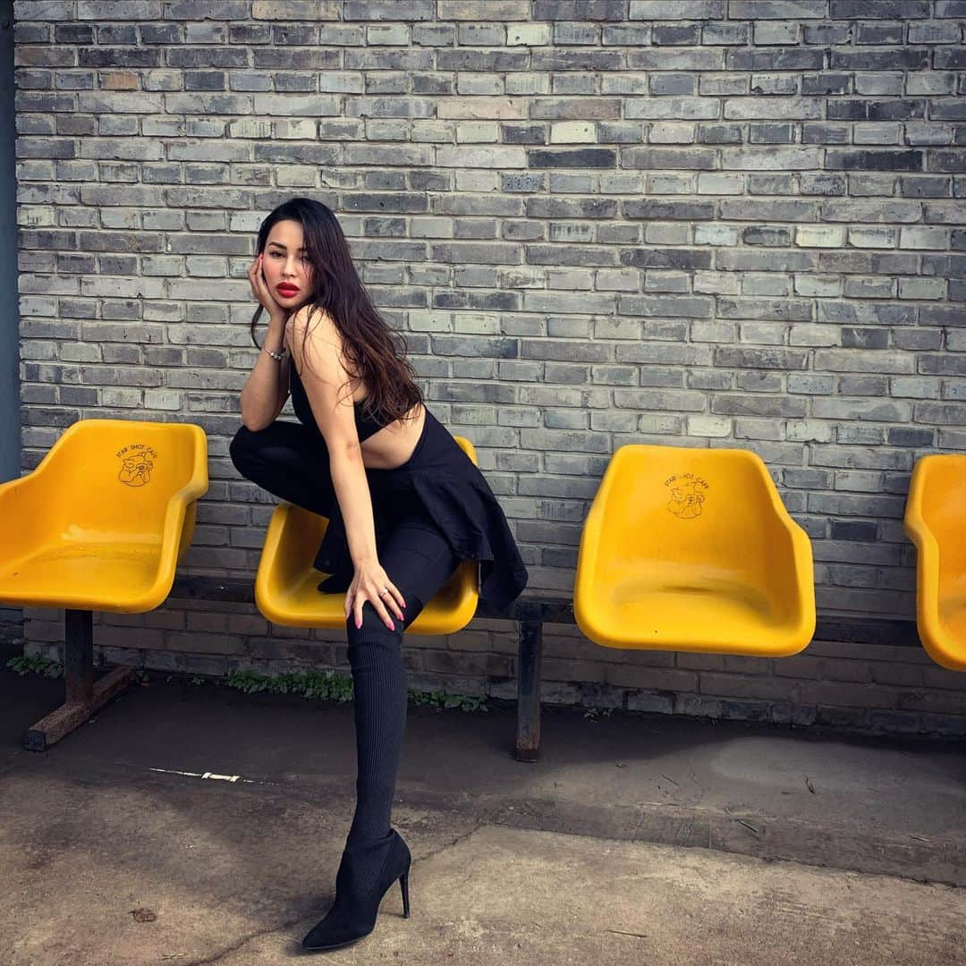 April Imanさんのインスタグラム写真 - (April ImanInstagram)「Get with the program 🙄💁🏻‍♀️ . . . . #apriliman #maxim #fhm #prettygirls #cutegirl #badgirls #beautyqueen #badassgirls #babesofinstagram #heelsaddict #highheels #stilettos #fitbabe #fitnessbabe #bossbabe #fitnessmotivation #workoutmotivation #lipsfordays #beautifulgirls #collegegirls #lusciouslips #gorgeousgirl #prettygirls #prettylittlething #lingeriemodel #bikinimodel」5月19日 11時38分 - april_iman