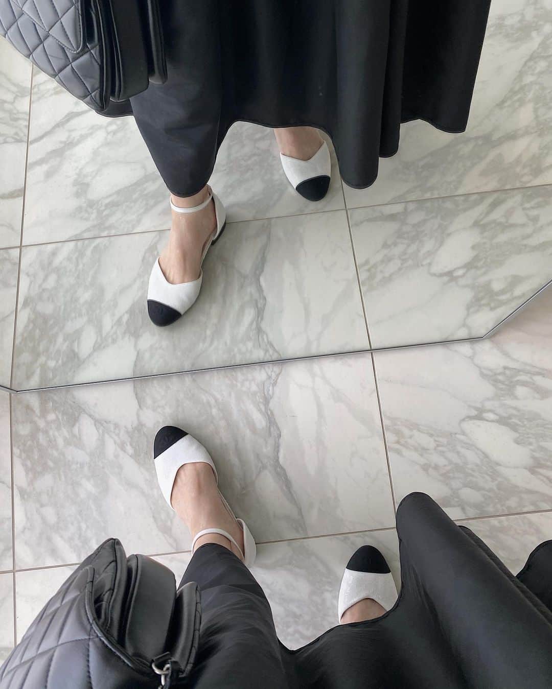 翁安芸さんのインスタグラム写真 - (翁安芸Instagram)「Mirror mirror...🖤  雨の日には履けませんが、、よ〜く見るとスパンコールが美しく並べられた新入りです🐻‍❄️ 大切に履きます🤍  #翁安芸のファッションtips #fashion #連載 #25ans #akiweng #chanelshoes」5月19日 11時42分 - akinyc