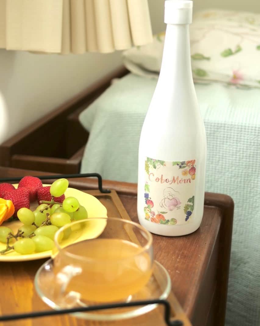 石井詩織のインスタグラム：「🍋  本日から本販売がスタートします☺️📣 先行販売でお声を多くいただいた、定期購入も開始します✨  先月、先行販売でご用意した150本が2日で売り切れ、急遽追加販売にもなりました。たくさんの方にご購入いただきうれしいです、ありがとうございます🥰  健康は目に見えるものではないので意識しづらいですし、効果が出るスピードや感じ方もそれぞれかと思いますが、腸内環境が整い、且つ栄養素もプラスで摂れるCoboMomがたくさんの方に愛されお役に立てるととてもうれしいです🥺  〜多く寄せられる質問〜  ･葉酸の量は？ →食事で摂取する分を補うという形で、240μg配合しています。  ･妊娠中以外でも飲めますか？ →もちろんです！「日本人の食事摂取基準（2015年版）」だと葉酸の1日の推奨量は240μg（18歳以上の男女）なので、男性にも必要な栄養素です。お子様からご年配の方も飲んでいただけます☺️（えりこちゃんのベイビーは1歳ですが大好物です✨）  ･砂糖は入ってますか？ →てんさい糖が使われていますがこれはドリンクを甘くするためにではなく、酵母は糖分をエサとして働くのでそのために使用しています☺️甘さは自然のフルーツのものです🍊🍎🍇🍋  ご感想送ってくださった方もありがとうございます❤️ ご質問ございましたら　@cobocobo_official アカウントにDMいただければと思います☺️  #CoboMom」