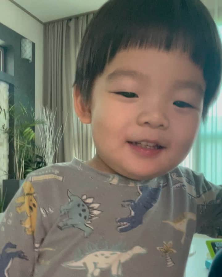 チョン・ソミンのインスタグラム：「인생 잘 살았다.......... 옴모 귀여워져야겠다 분발할게🙋🏻‍♀️ 옴모가 오늘 까까 바치러 갈게 @baby10radish   아침부터 심쿵영상 찍어보내준 열무맘께 감사를...💕」