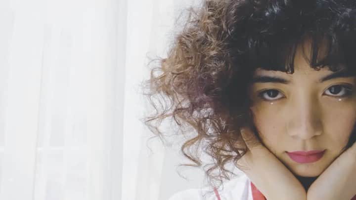 のインスタグラム：「今月のVOGUE GIRL＋連載は  #THESTRAWBERRY  🍓いちご大好きな25歳🍓  いちごを着たら何故かお調子者になれる笑  ごらんあそばせ〜！  @voguegirljapan   https://voguegirl.jp/fashion/feature/elaiza-ikeda_vol00_voice/」