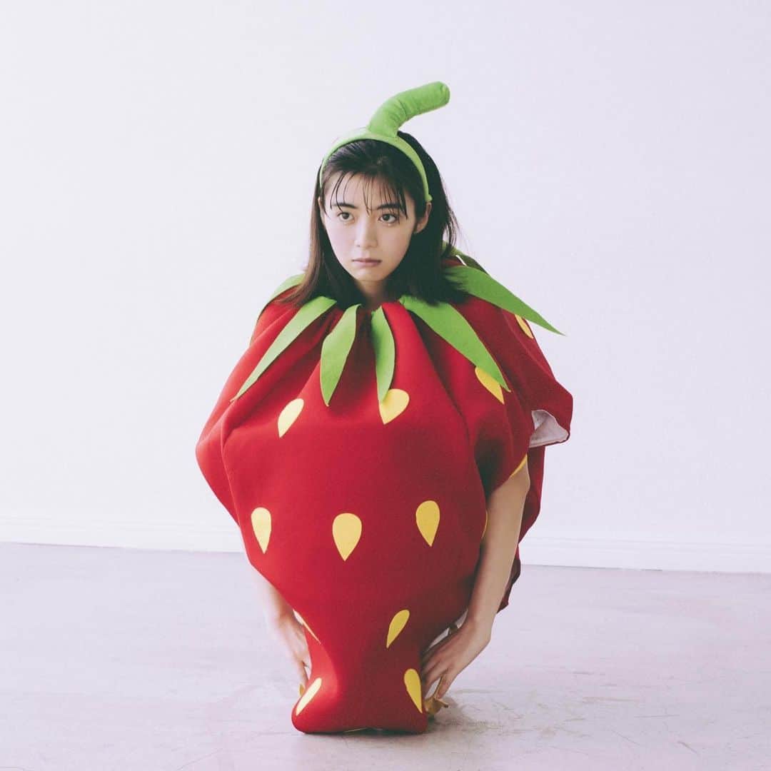のインスタグラム：「現場に行ったらイチゴの着ぐるみあったけど、正解がわからなかった。笑  今月のVOGUE GIRL＋連載は  #THESTRAWBERRY  🍓いちご大好きな25歳🍓  ごらんあそばせ〜！  https://voguegirl.jp/fashion/feature/elaiza-ikeda_vol00_voice/」