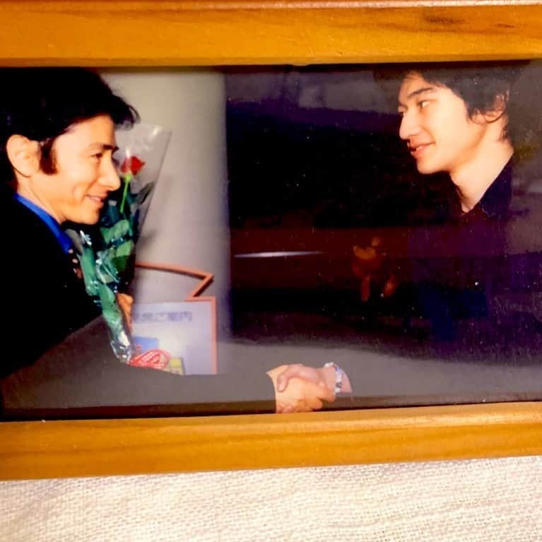 永山瑛太さんのインスタグラム写真 - (永山瑛太Instagram)「田村正和さん。  2001年、ドラマ、さよなら小津先生で共演させて頂きました。  私はドラマ初めてで、打ち上げの時に私に沢山の事をお話しして下さいました。  「君は、とにかく、俳優を続けなさい」  正和さんの、御言葉、胸に刻み、俳優人生、続けていきます。  御冥福をお祈りします。」5月19日 13時30分 - nagayama.eita