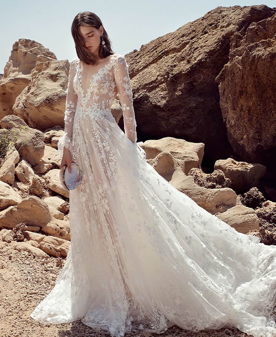 Magnolia Whiteのインスタグラム：「【Galia Lahav / G-408】  Galia Lahavの高い美意識から生み出されるオリジナリティ溢れるドレスは、目を見張るほどに豪華な刺繍、女性らしい劇的なドレスラインが最大の魅力。  大きく開いたバックスタイルと、ふわっと広がる透け感のあるスカートが特徴です。﻿  dress.﻿ @galialahav / #G408  ※MAGNOLIA WHITEが日本で唯一の正規取扱店です  取り扱い店舗については、プロフィールのHPよりご確認ください🕊  #magnoliawhite  #galialahav #wedding  #weddingdress  #bridal  #マグノリアホワイト  #ガリアラハヴ #プレ花嫁  #結婚式準備  #2021夏婚 #2021秋婚  #2021冬婚 #インポートドレス  #前撮り  #ウェディングドレス  #フォトウェディング」