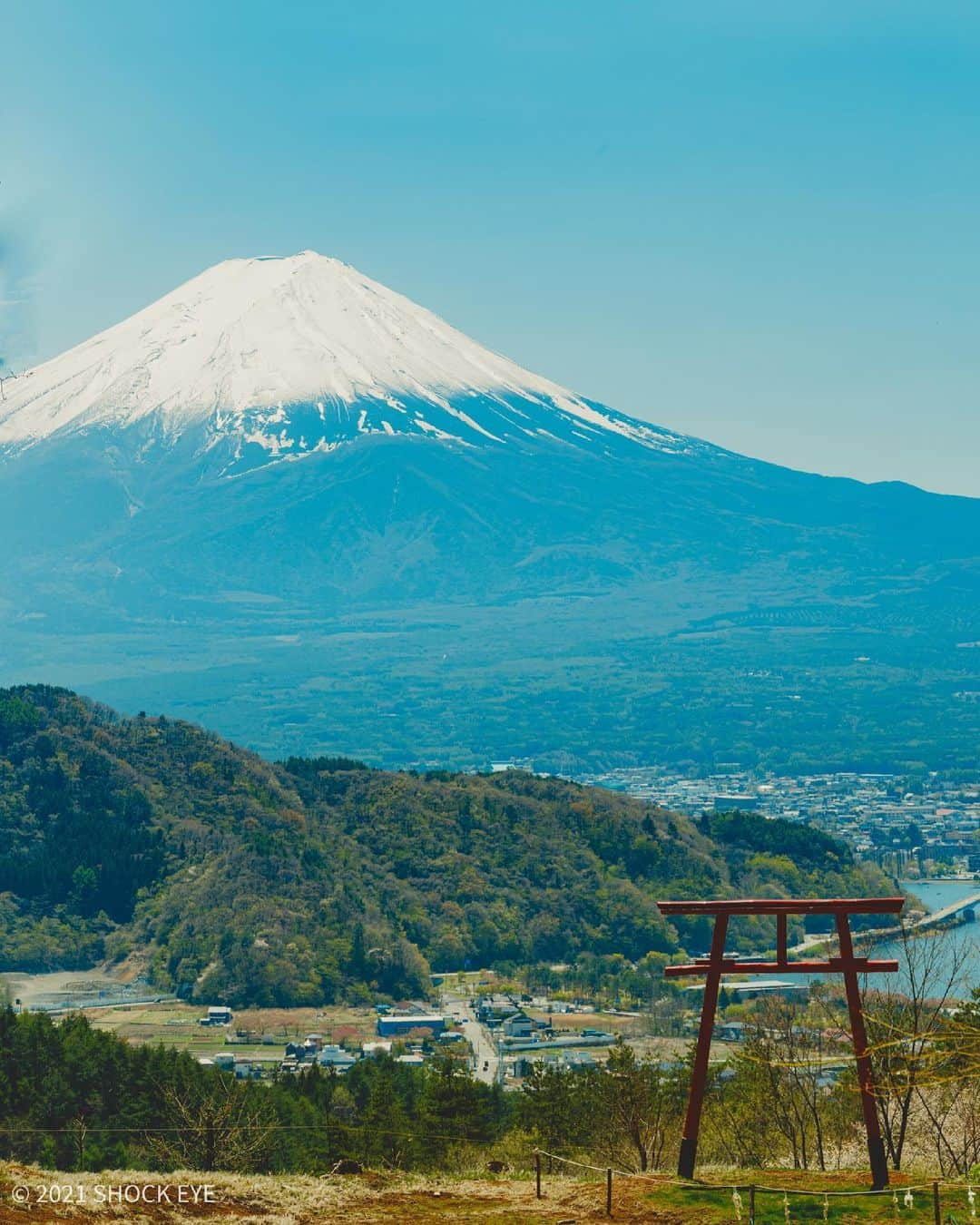 SHOCK EYEさんのインスタグラム写真 - (SHOCK EYEInstagram)「タイトル「原風景」。  title “a Japanese scenery”  日本の原風景。 大都会やビルとかをしらない昔の人は、こういった景色を今よりもっと尊く思っていたのだろうね。 山岳信仰、、少しわかる気がする。。 大自然の中、たった一人でそんなことを考えながらよく歩いてる。  The original landscape of Japan. Old people who didn't know about big cities and buildings must have thought this kind of scenery more precious than now. Mountain worship, I think I understand a little. I often walk in the wilderness, alone, thinking about such things.  #shrine #富士山 #mtfuji #jinja #japan #Mountainworship #fujifilm #gfx100s」5月19日 14時04分 - shockeye_official