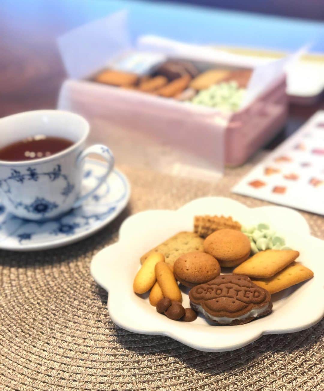 月央和沙さんのインスタグラム写真 - (月央和沙Instagram)「知り合いの方から、 幻のクッキーが送られてきました😭✨ . ありがたや🙏🏻✨ . どれから食べようか、 選ぶのが楽しい🍪✨ .  #ティータイム #村上開新堂 #幻のクッキー #一見さんは買えない #一度出したらもう戻せない #結果食べすぎる #といういいわけ #楽しい😭」5月19日 14時57分 - kazusa_tsukio