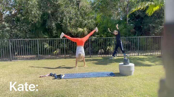 ケイト・アプトンのインスタグラム：「Decided to have a cartwheel competition with @christie.upton... Norman decided otherwise. 🤣」